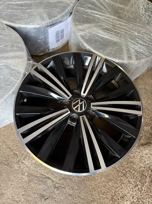 Taniej Oryginalne Felgi Aluminiowe VW 18" – 5x112 – Czarny Połysk + Polerka